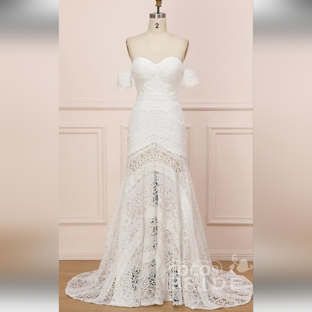 White Sleeveless Sweetheart Bridal Gown